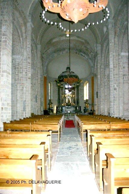 Cathédrale Sainte-Eulalie et Sainte Julie d'Elne - Intérieur de la cathédrale : nef. La cathédrale n'a pas de transept.