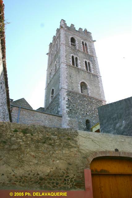 Eglise St-Etienne d'Ille-sur-Têt - Clocher. Celui-ci posséde un carillon à 16 cloches.