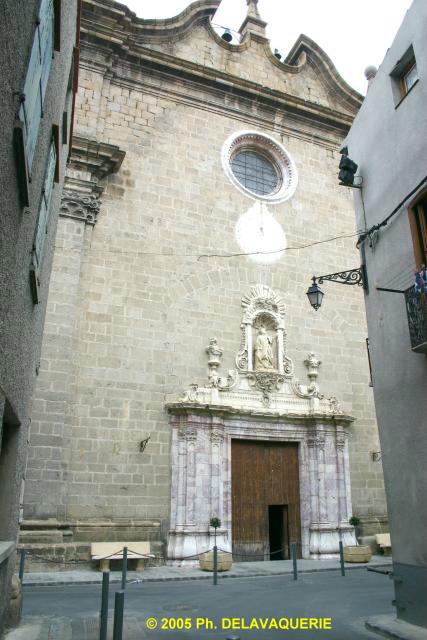 Eglise St-Etienne d'Ille-sur-Têt - Fronton de l'église.