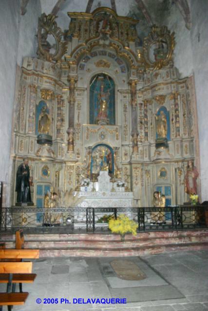 Eglise St-Etienne d'Ille-sur-Têt - Chapelle du rosaire avec devant la tombe du chanoine Bonafont.