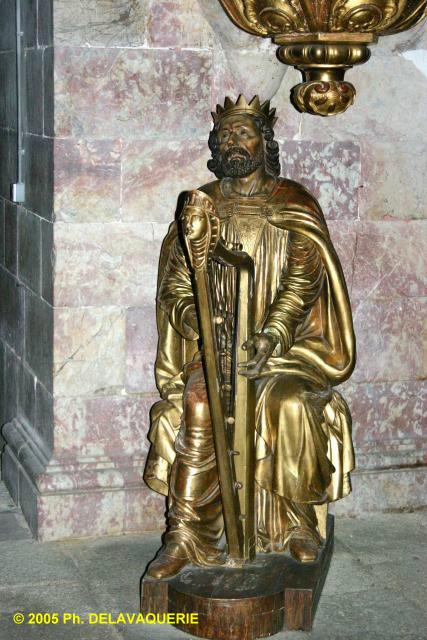 Eglise St-Etienne d'Ille-sur-Têt - Le roi David jouant de la harpe. Sculpture en bois doré (début du XVIIIe).