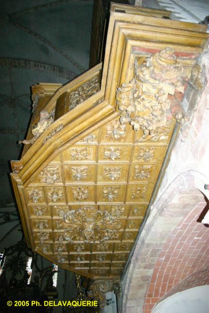 Eglise St-Etienne d'Ille-sur-Têt - Dessous du buffet de l'orgue.