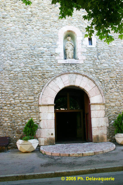 Eglise Saint Pierre de Prades - Vue extérieure : entrée principale.