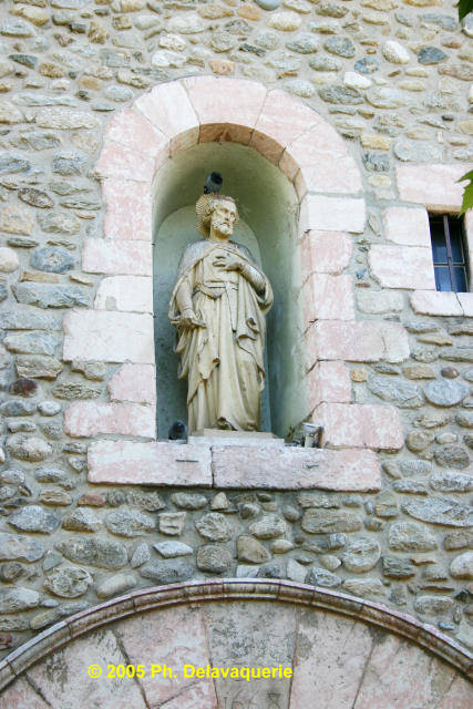 Eglise Saint Pierre de Prades - Vue extérieure : Statue au-dessus de l'entrée principale.