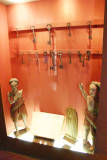 Trésor de l'église Saint Pierre de Prades - Vitrine contenant des clés et des statues.