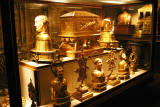 Trésor de l'église Saint Pierre de Prades - Salle des reliques : Vitrine contenant plusieurs reliquaires, des Monstrance et la grande chasse de St Michel de Cuxa.