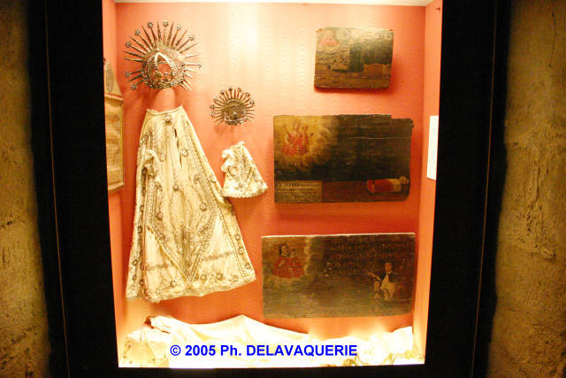Trésor de l'église Saint Pierre de Prades - Habits de Notre-Dame de la Volta lors des processions.