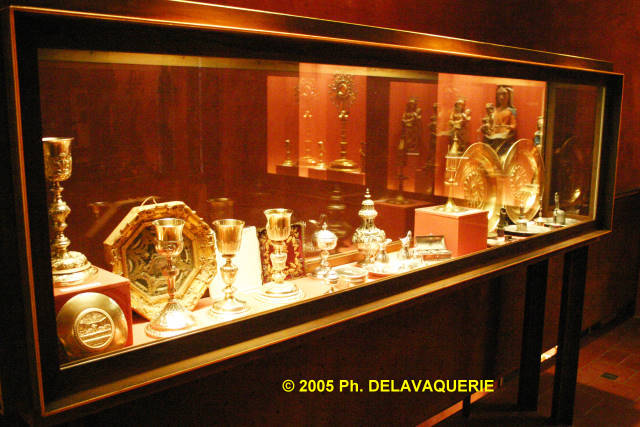 Trésor de l'église Saint Pierre de Prades - Vitrine contenant de la vaisselle liturgique en argent.