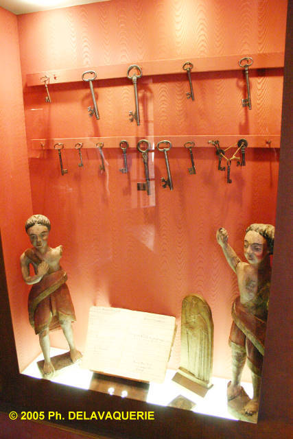 Trésor de l'église Saint Pierre de Prades - Vitrine contenant des clés et des statues.