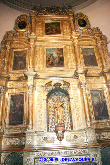 Trésor de l'église Saint Pierre de Prades - Chapelle St Benoit : retable entièrement doré provenant de St Michel de Cuxa (XVIIIe).