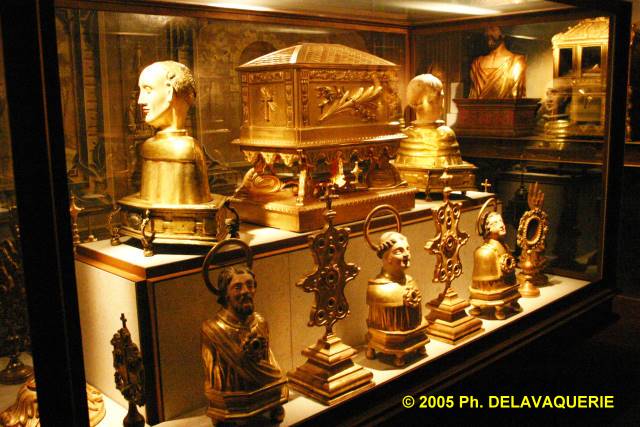 Trésor de l'église Saint Pierre de Prades - Salle des reliques : Vitrine contenant plusieurs reliquaires, des Monstrance et la grande chasse de St Michel de Cuxa.