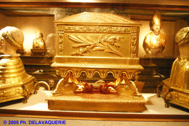 Trésor de l'église Saint Pierre de Prades - Salle des reliques : La grande chasse de St Michel de Cuxa.