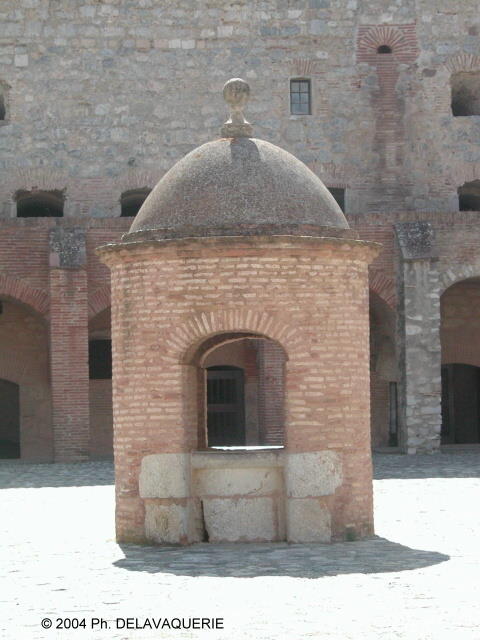 Forteresse de Salses - La cours de manoeuvres : Le puits central. L'eau est tellement abondante qu'il n'est pas nécessaire de faire des réserves.