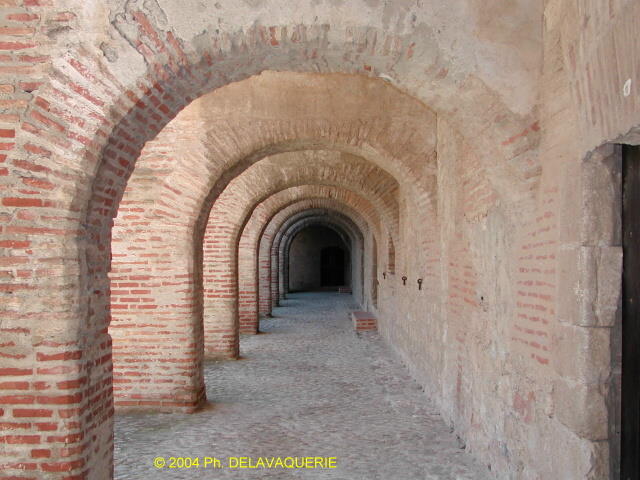 Forteresse de Salses - La cours de manoeuvres : Arcades.