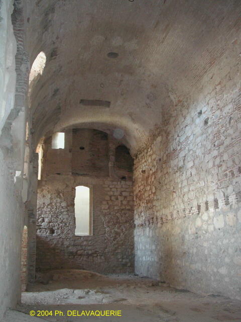 Forteresse de Salses - La cours de manoeuvres : Le logement de la garde. Il était sur 2 niveaux.