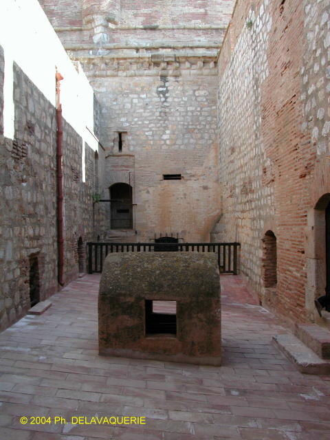 Forteresse de Salses - Le donjon : cours intérieure.