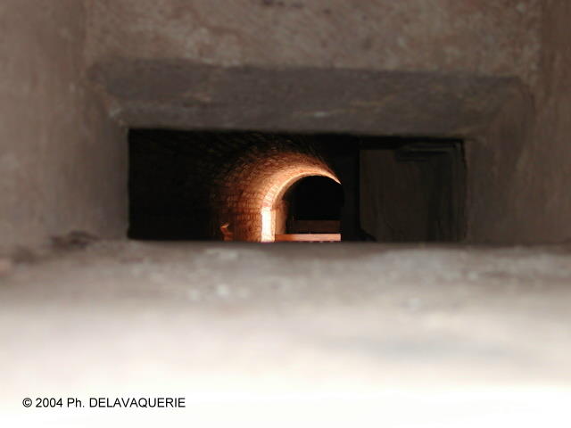 Forteresse de Salses - Le donjon : Un couloir vu d'un poste de défense.