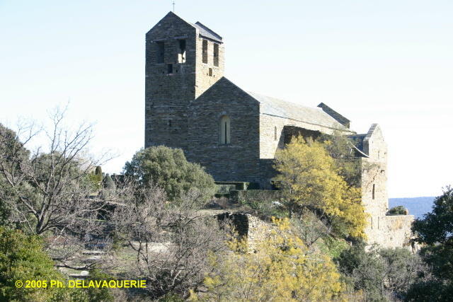 Prieuré de Serrabona - Le monastère : façade Ouest et Sud.