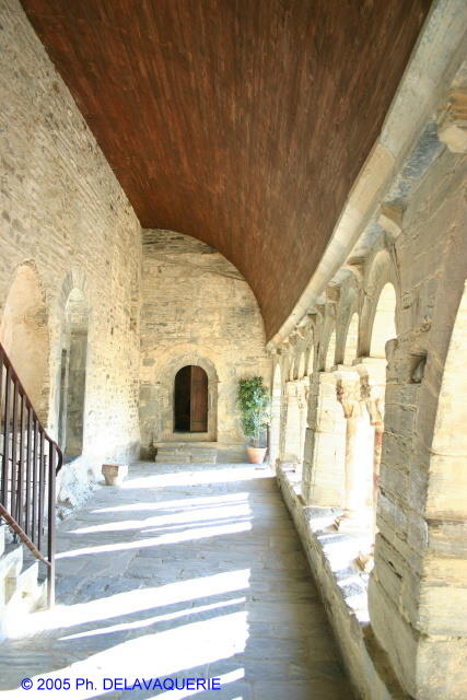 Prieuré de Serrabona - Le cloître : composé que d'une seule galerie.