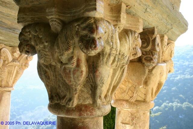 Prieuré de Serrabona - Le cloître - Pilier. Au premier plan : Lions dressés et au second plan : Lions marchants.