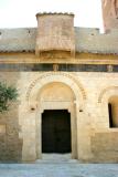 Prieuré de la Salvetat de St Féliu d'Amont - Façade sud  :La porte avec au-dessus un mâchicoulis.