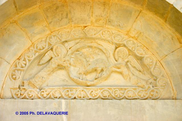 Prieuré de la Salvetat de St Féliu d'Amont - Le tympan du portail : l'agneau pascal dans une gloire tenue par deux anges.