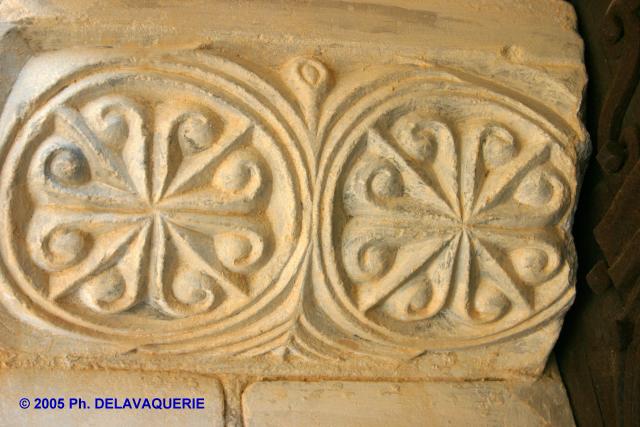Prieuré de la Salvetat de St Féliu d'Amont - Modillons du linteau : détail.