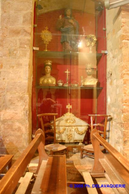 Prieuré de la Salvetat de St Féliu d'Amont - Vitrine contenant du haut vers le bas : 2 ostensoirs du XIXe, 2 Croix du XIXe, 1 Statue du XVIII, 2 plats de "pabordes" du XVIIIe, 2 bustes en bois doré du début du XIXe et 1 tabernacle (on en voit que le haut)