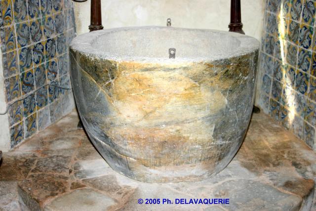 Prieuré de la Salvetat de St Féliu d'Amont - Fond baptismaux du XVIIe siècle.