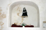 Eglise Saint André de St Féliu d'Avall - Chapelle du Rosaire : Christ au tombeau et une statue manequin de la Vierge des douleurs.