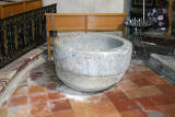 Eglise Saint André de St Féliu d'Avall - Chapelle du Rosaire : Fonds Baptismaux en granit (hauteur 0,68 m diam?tre 1,10 m).