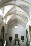 Eglise Saint André de St Féliu d'Avall - Nef avec au fond le monument aux morts de la guerre 14-18.