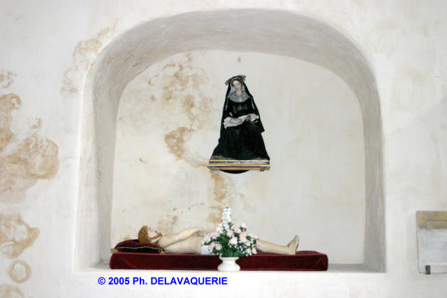 Eglise Saint André de St Féliu d'Avall - Chapelle du Rosaire : Christ au tombeau et une statue manequin de la Vierge des douleurs.
