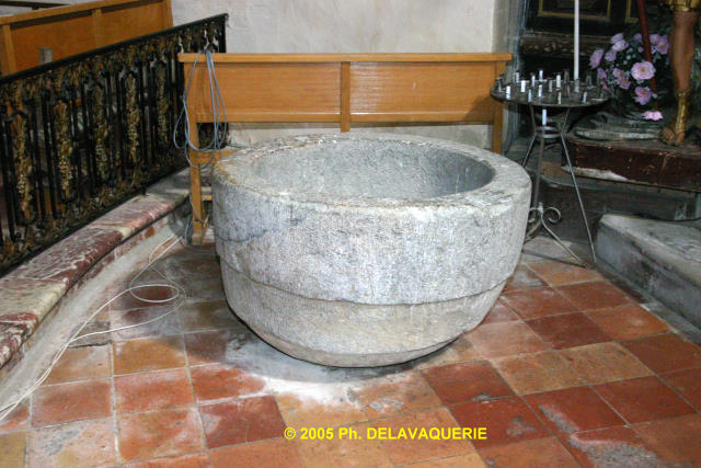 Eglise Saint André de St Féliu d'Avall - Chapelle du Rosaire : Fonds Baptismaux en granit (hauteur 0,68 m diam?tre 1,10 m).