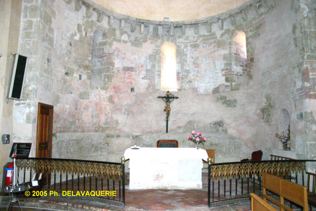 Eglise Saint André de St Féliu d'Avall - Chapelle : Abside de l'église romane. Au-dessus de l'autel une représentation de la crucifixion.