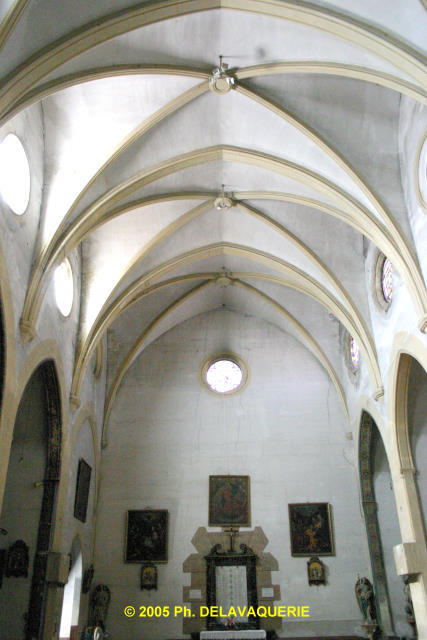 Eglise Saint André de St Féliu d'Avall - Nef avec au fond le monument aux morts de la guerre 14-18.