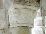 Cloître de Saint-Genis des Fontaines - Galerie Nord : Détail d'un pilier.