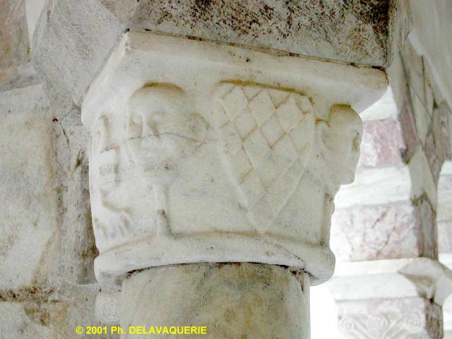 Cloître de Saint-Genis des Fontaines - Galerie Nord : Détail d'un pilier.