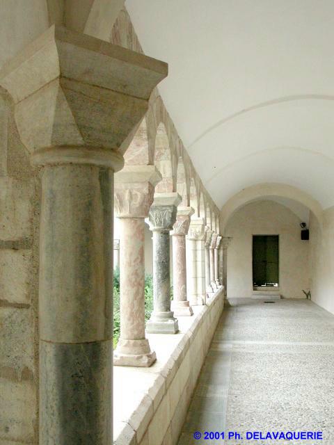 Cloître de Saint-Genis des Fontaines - Galerie Ouest. On voit dans le fond la porte de communication avec l'église.