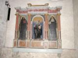 Eglise Saint-Michel de Saint-Genis des Fontaines - Autel-retable (1590) en bois peint avec la statue de St Michel au centre et de part et d'autre, deux personnages peints, St Benoît et Ste Scholastique. 