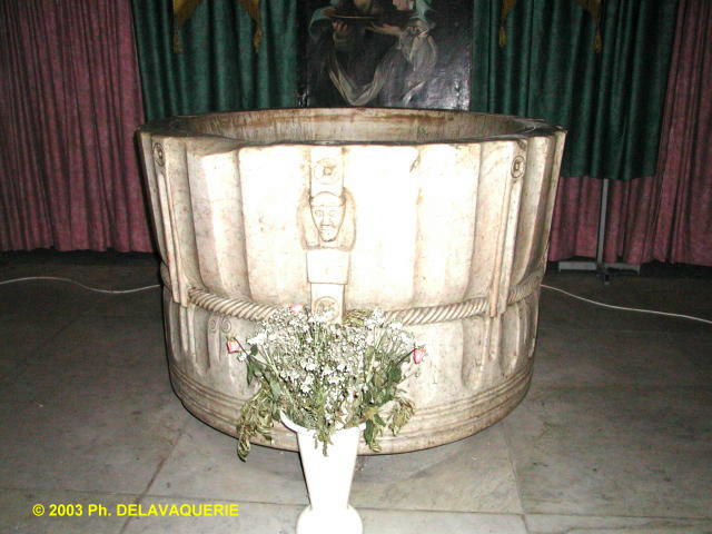 Saint Jean-Baptiste de Perpignan - Fonts baptismaux en marbre sculpté du XIè.