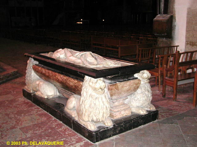 Saint Jean-Baptiste de Perpignan - Bras gauche du trancept : Monument en marbre sculpté de l'évêque français L. de Montmort, XVIIè.