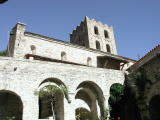 Saint-Martin du Canigou - Le cloître et l'église.