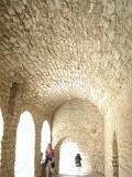 Saint-Martin du Canigou - Le cloître vers la crypte.