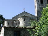Saint-Martin du Canigou - Arrière de l'église avec au premier plan le batiment d'accueil pour les séjours-chantiers.