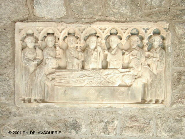 Saint-Martin du Canigou - Le cloître : Pierre tombale de l'abbé Arnaud de Corbiac (1303 à 1314).