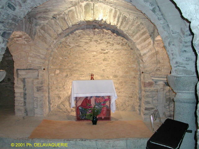 Saint-Martin du Canigou - La crypte avec au fond l'autel et de part et d'autre les colonnes encastrées dans les piliers.