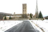Saint-Michel de Cuxa - Vue d'ensemble : une abbaye sous la neige.