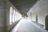 Saint-Michel de Cuxa - Le cloître avec sur le côté droit la porte du fond de la tribune et tout au fond l'entrée de l'église.