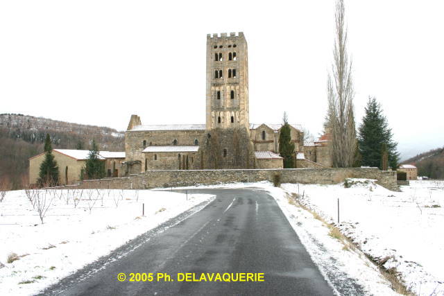Saint-Michel de Cuxa - Vue d'ensemble : une abbaye sous la neige.